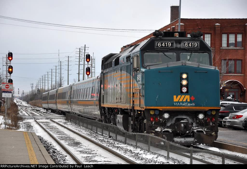 Eastbound Corridor passenger train comes into the station